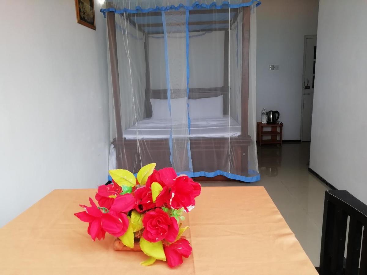 Rainbow Beach Hotel Хиккадува Экстерьер фото