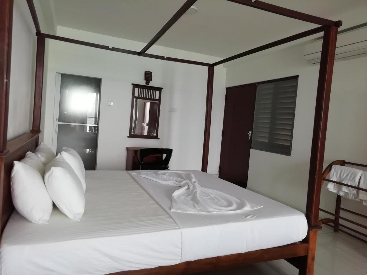 Rainbow Beach Hotel Хиккадува Экстерьер фото